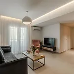 Dreamy 2 Bd Apt In The Heart Of The City By Hospi